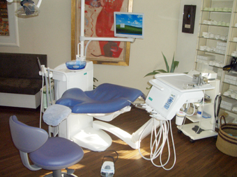 患者さんにやさしい座り心地のいいデンタルチェア，フィンランド・プランメカ製予防歯科用ユニット